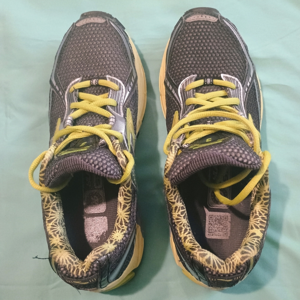 💚🩶 EUC Womens Brooks Gray and Neon Green Sneakers Athletic Jogging Running 7.5
